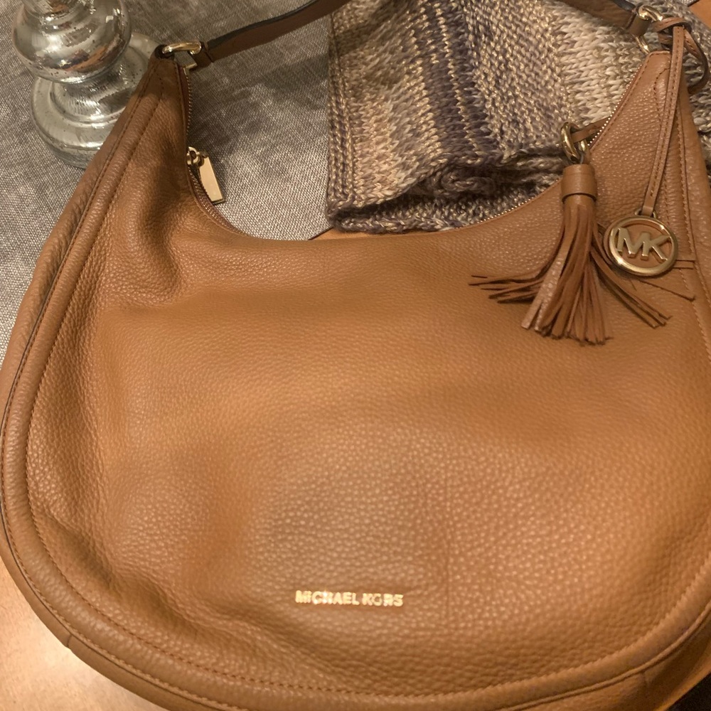 Like new Michael Kors hobo bag. Beautiful pebbled leather Tan color 😍